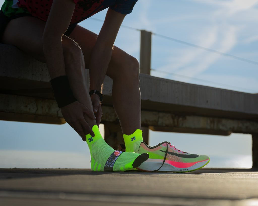 Calcetines Tobilleros 15cm de Running - color AMARILLO Flúor