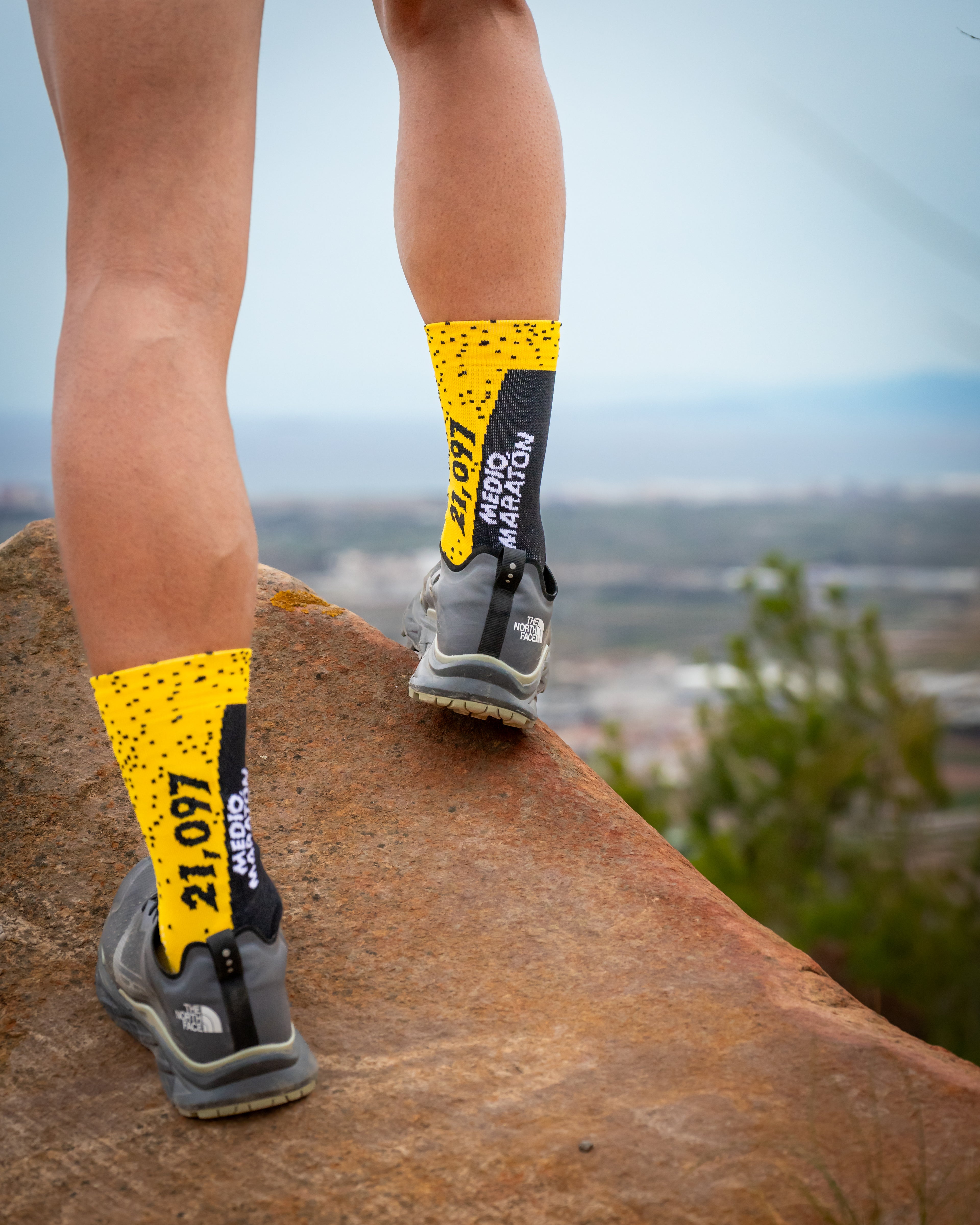 CALCETINES "MEDIA MARATON" CAÑA DE 2 HILOS de Running - unisex - color YEMA/NEGRO