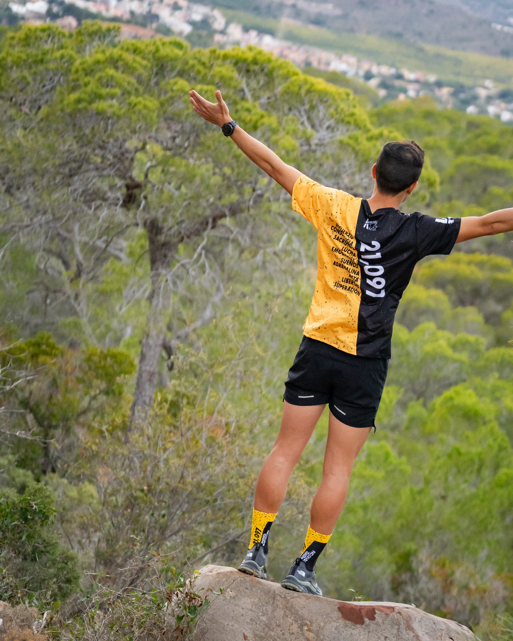 CALCETINES "MEDIA MARATON" CAÑA DE 2 HILOS de Running - unisex - color YEMA/NEGRO