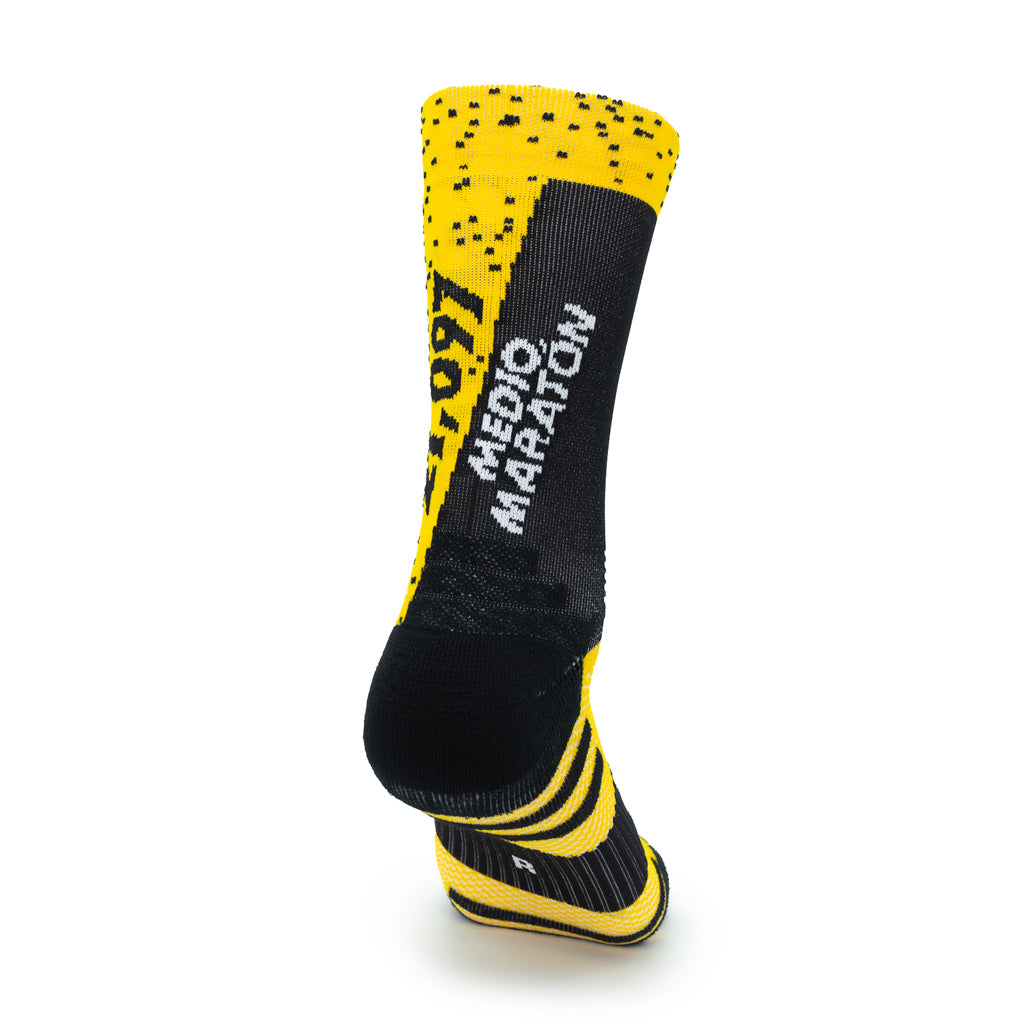 CALCETINES "MEDIA MARATON" CAÑA DE 2 HILOS de Running - unisex - color YEMA/NEGRO