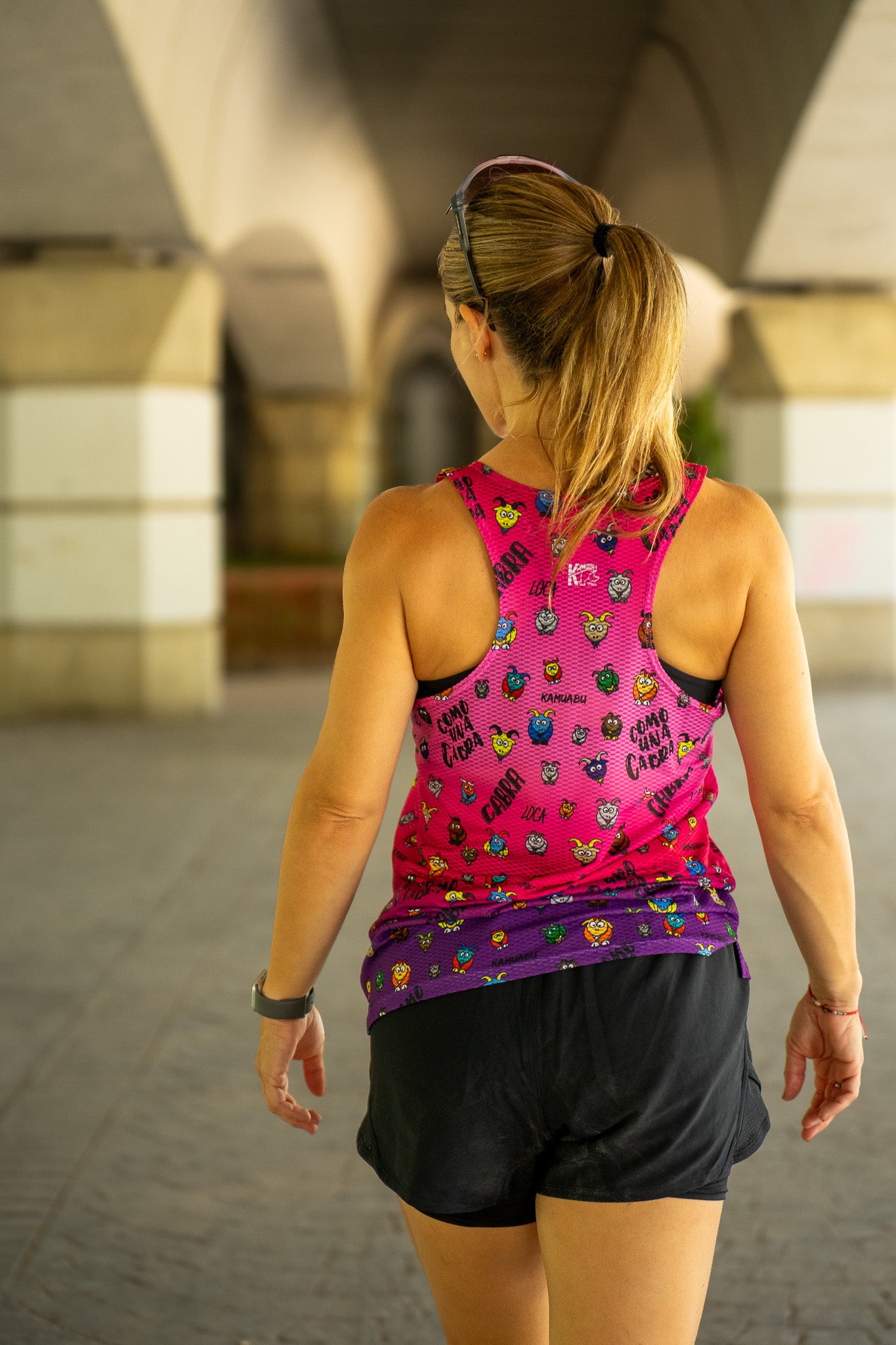 Camiseta COMO UNA CABRA de running ADULTO (Tirantes) - ROSA LOCA