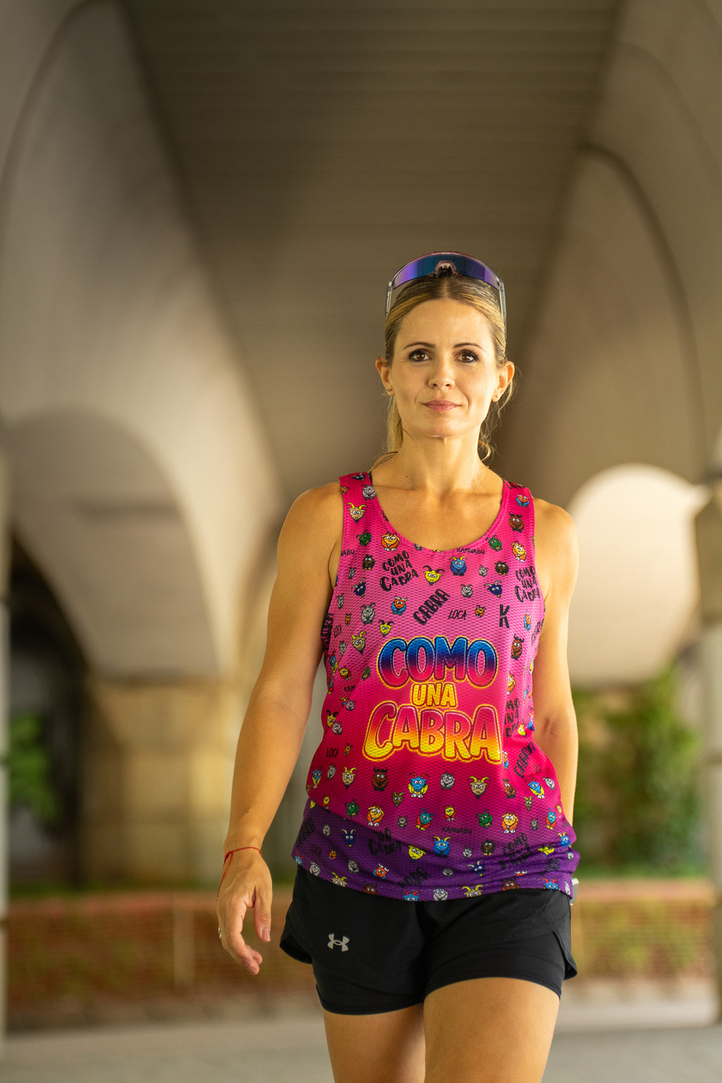 Camiseta COMO UNA CABRA de running ADULTO (Tirantes) - ROSA LOCA