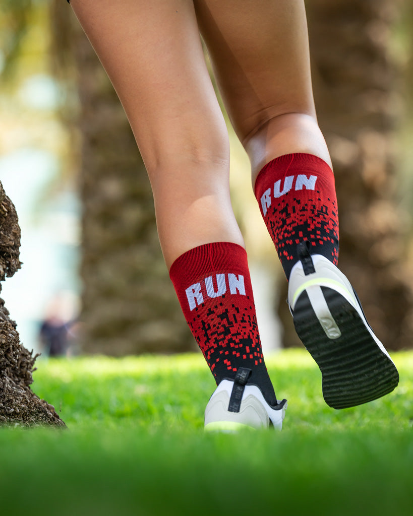 CALCETINES "RUN PIXEL" CAÑA 2 HILOS de Running - unisex - color ROJO/NEGRO