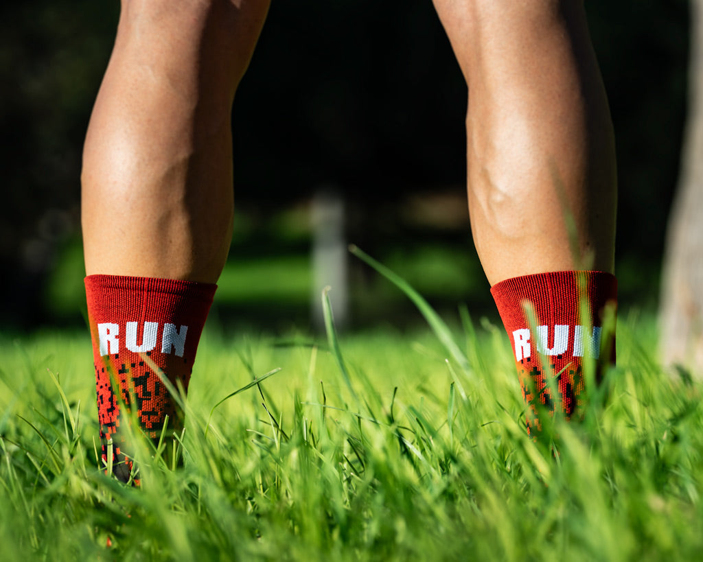 CALCETINES "RUN PIXEL" CAÑA 2 HILOS de Running - unisex - color ROJO/NEGRO