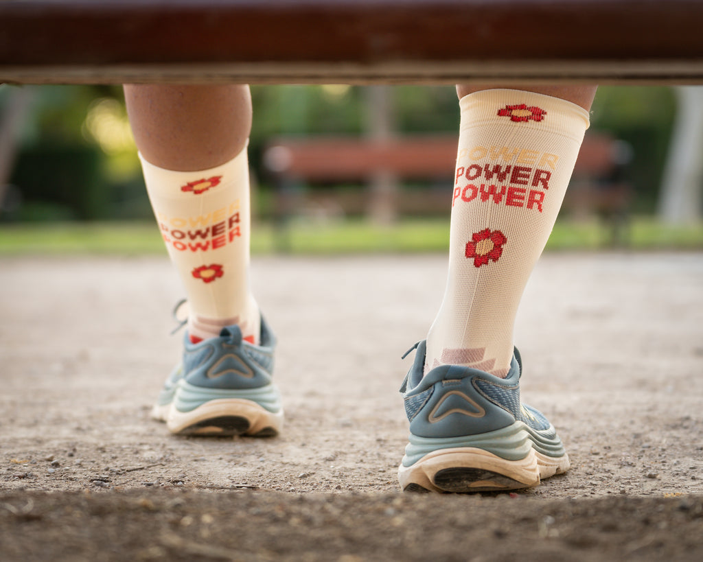 CALCETINES "POWER FLOWER" de RUNNING (CREMA)