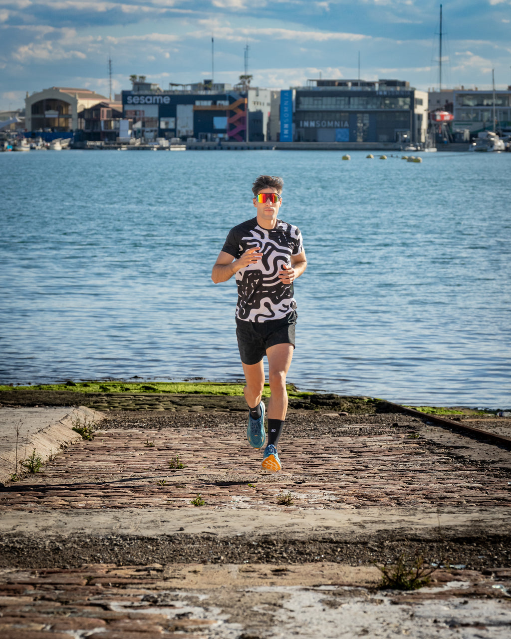Camiseta DYSTOPIAN 4 de running ADULTO - elástica