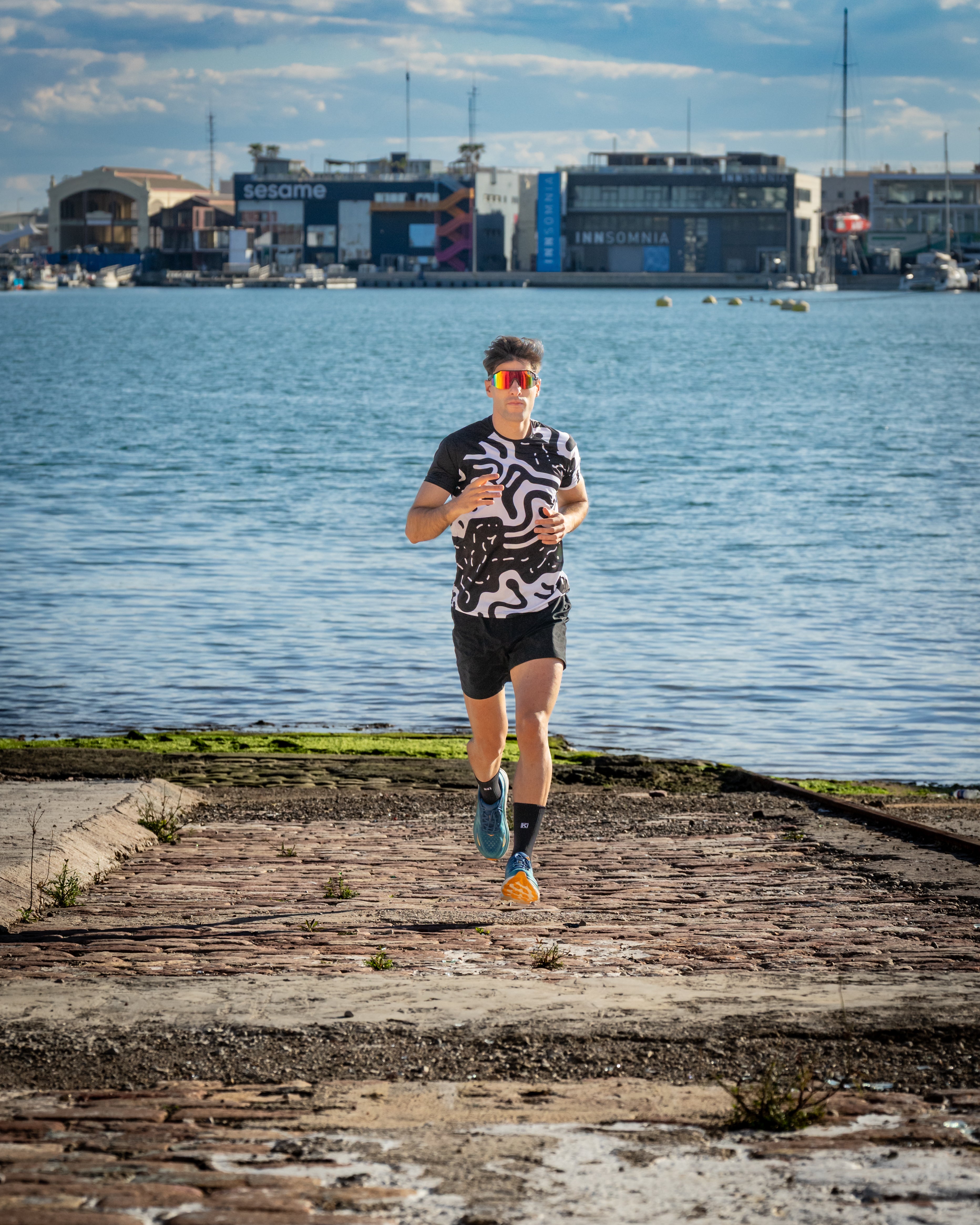 Camiseta DYSTOPIAN 4 de running ADULTO - elástica