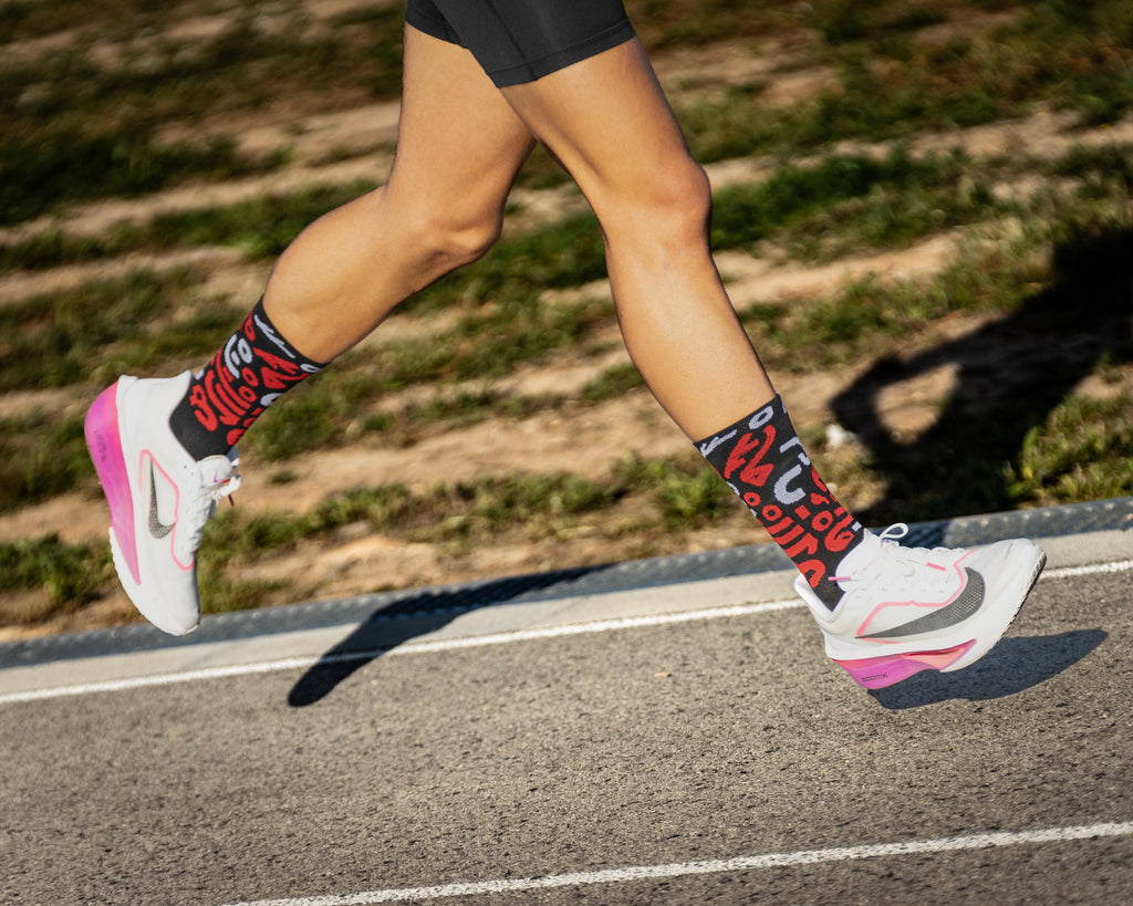 Calcetines DYTOPIAN 1 de RUNNING (NEGRO-ROJO) de 1 hilo