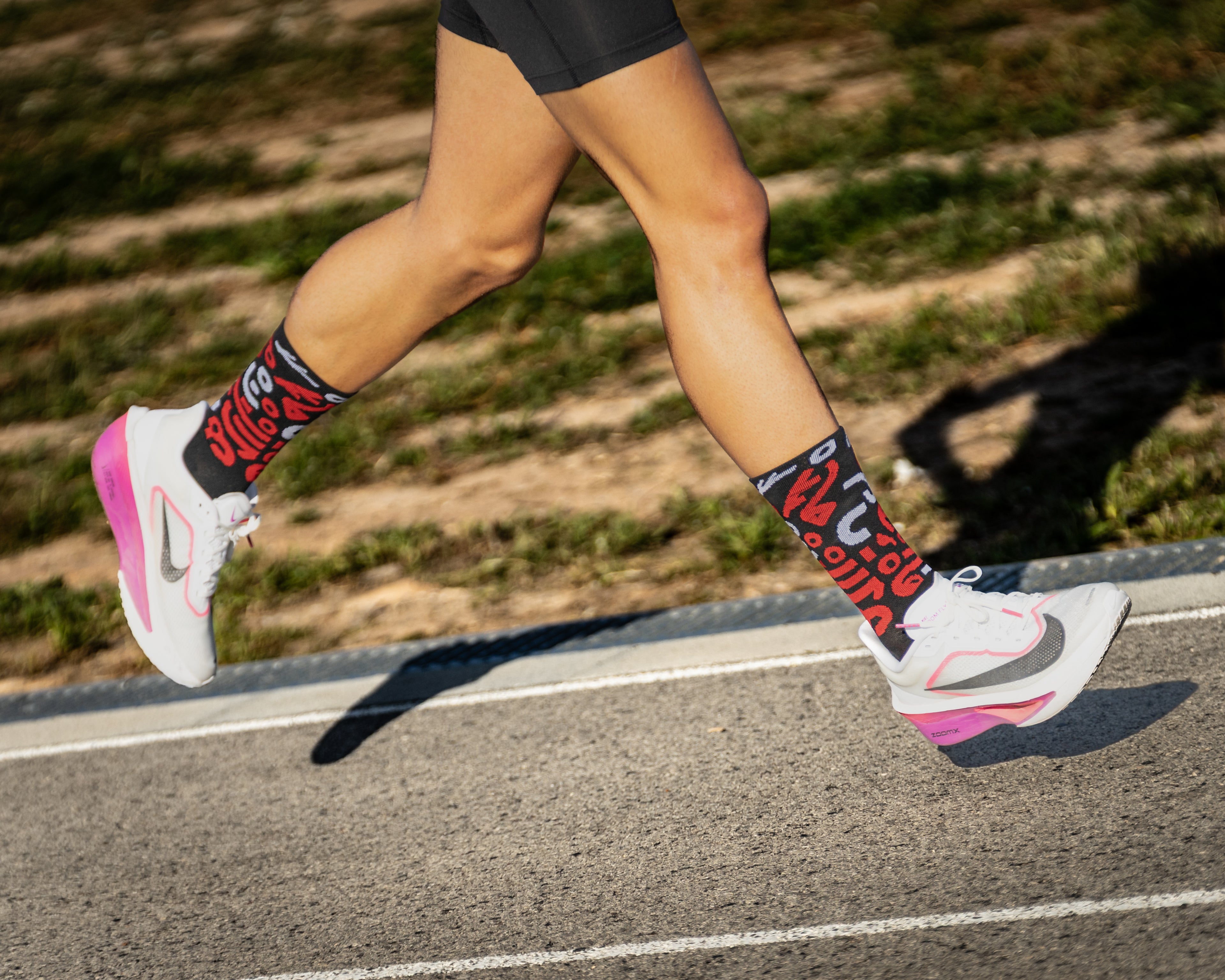 Calcetines DYTOPIAN 1 de RUNNING (NEGRO-ROJO) de 1 hilo