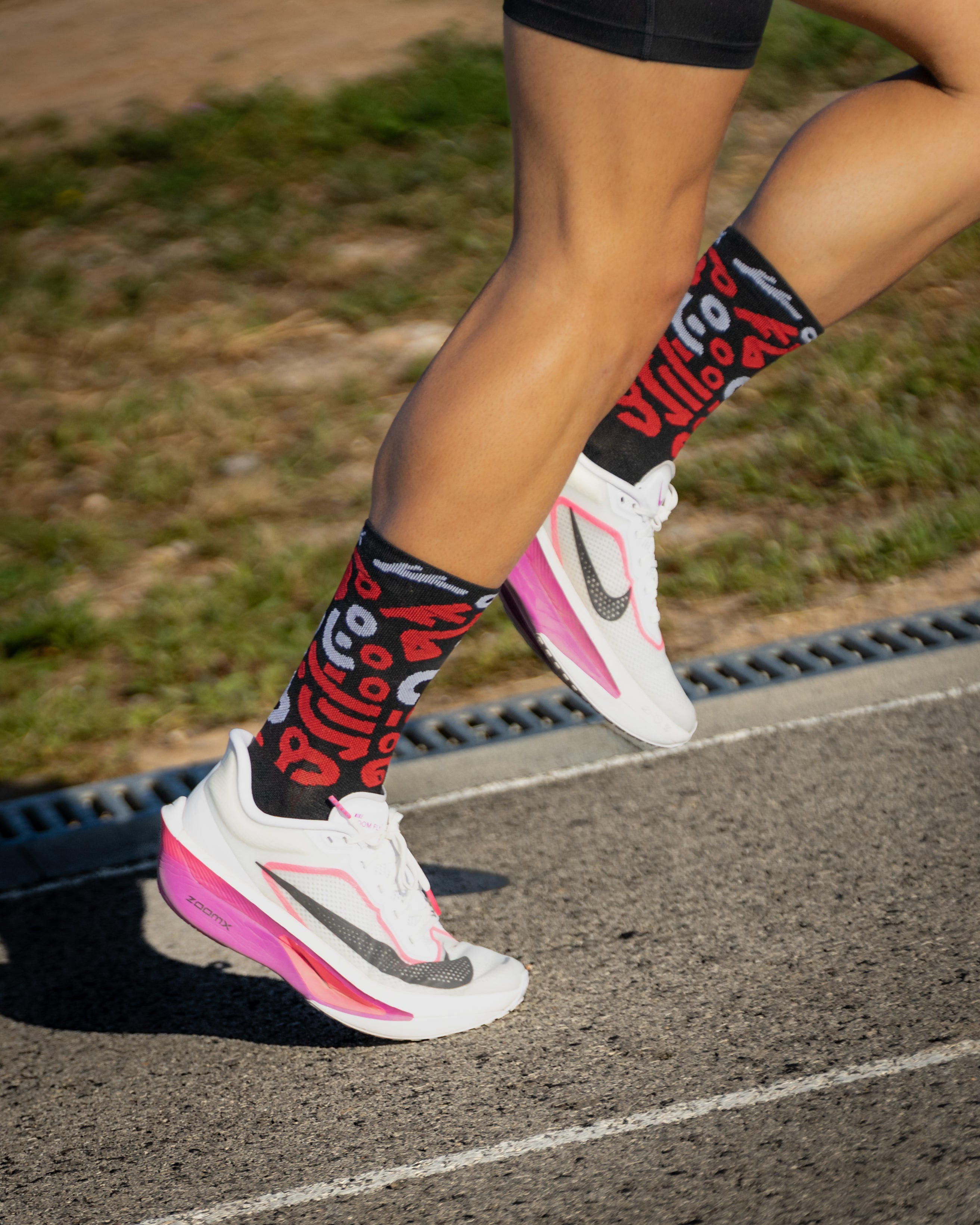 Calcetines DYTOPIAN 1 de RUNNING (NEGRO-ROJO) de 1 hilo