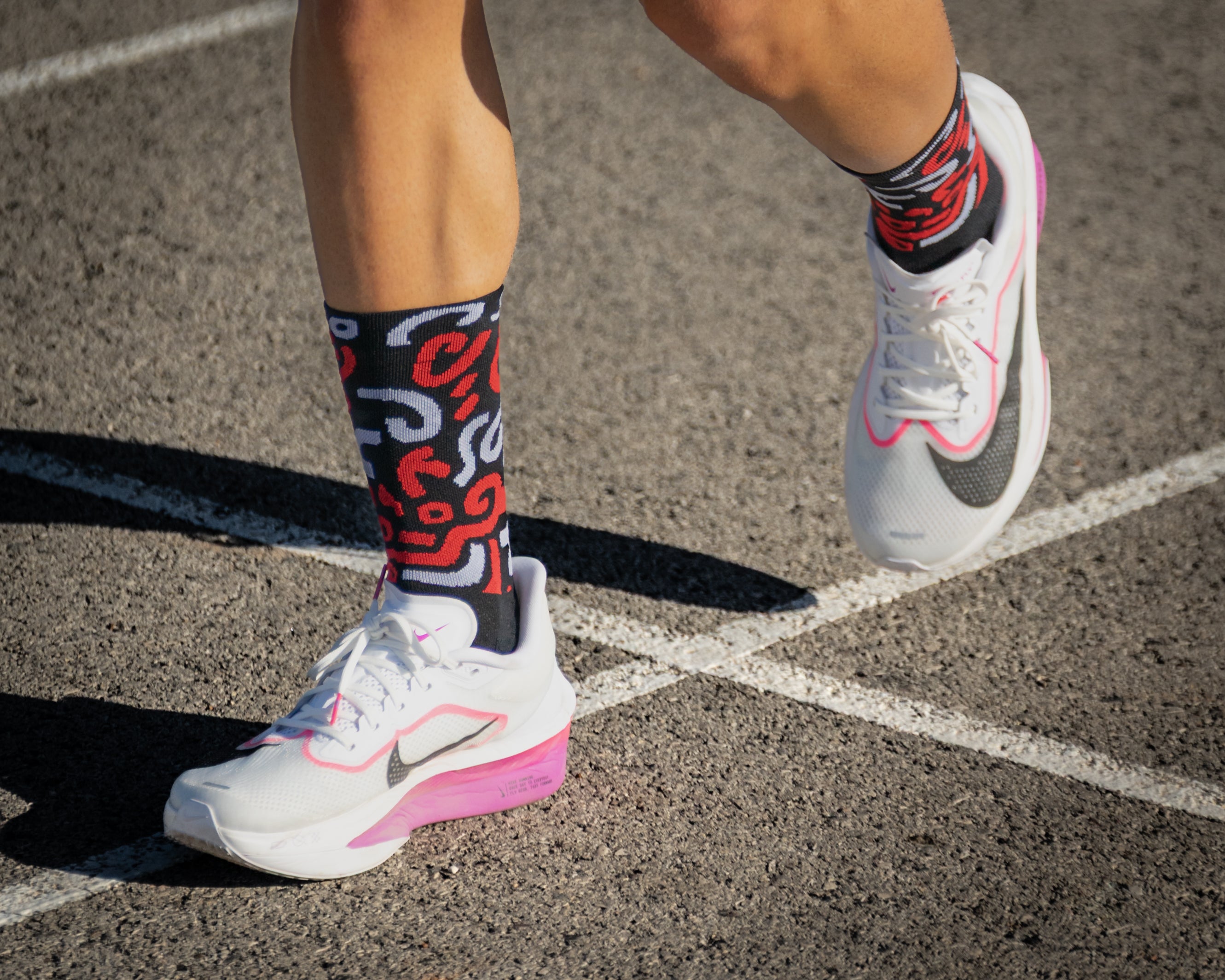 Calcetines DYTOPIAN 1 de RUNNING (NEGRO-ROJO) de 1 hilo