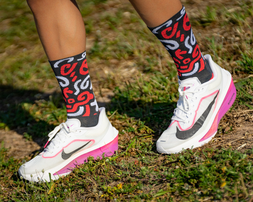 Calcetines DYTOPIAN 1 de RUNNING (NEGRO-ROJO) de 1 hilo