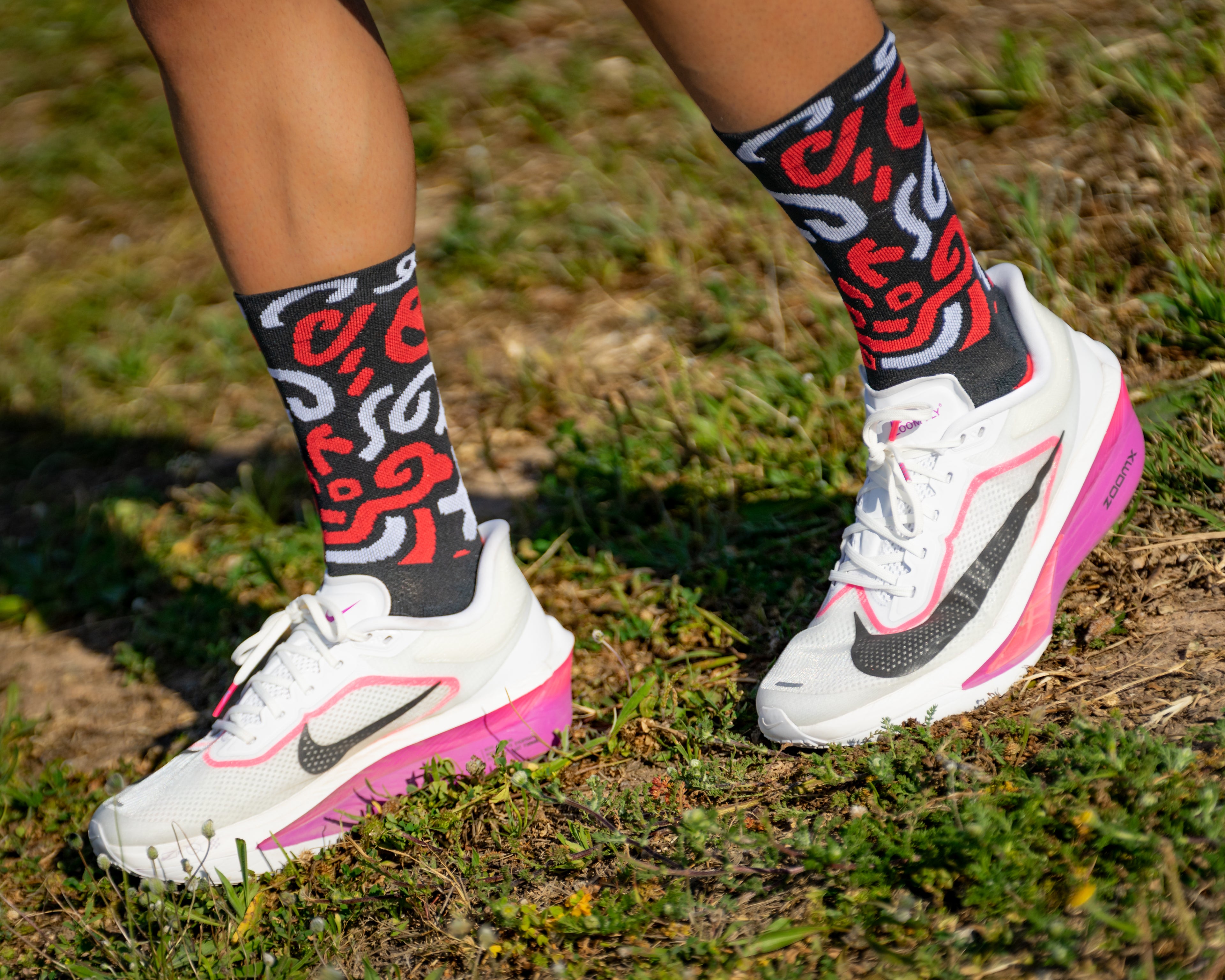 Calcetines DYTOPIAN 1 de RUNNING (NEGRO-ROJO) de 1 hilo