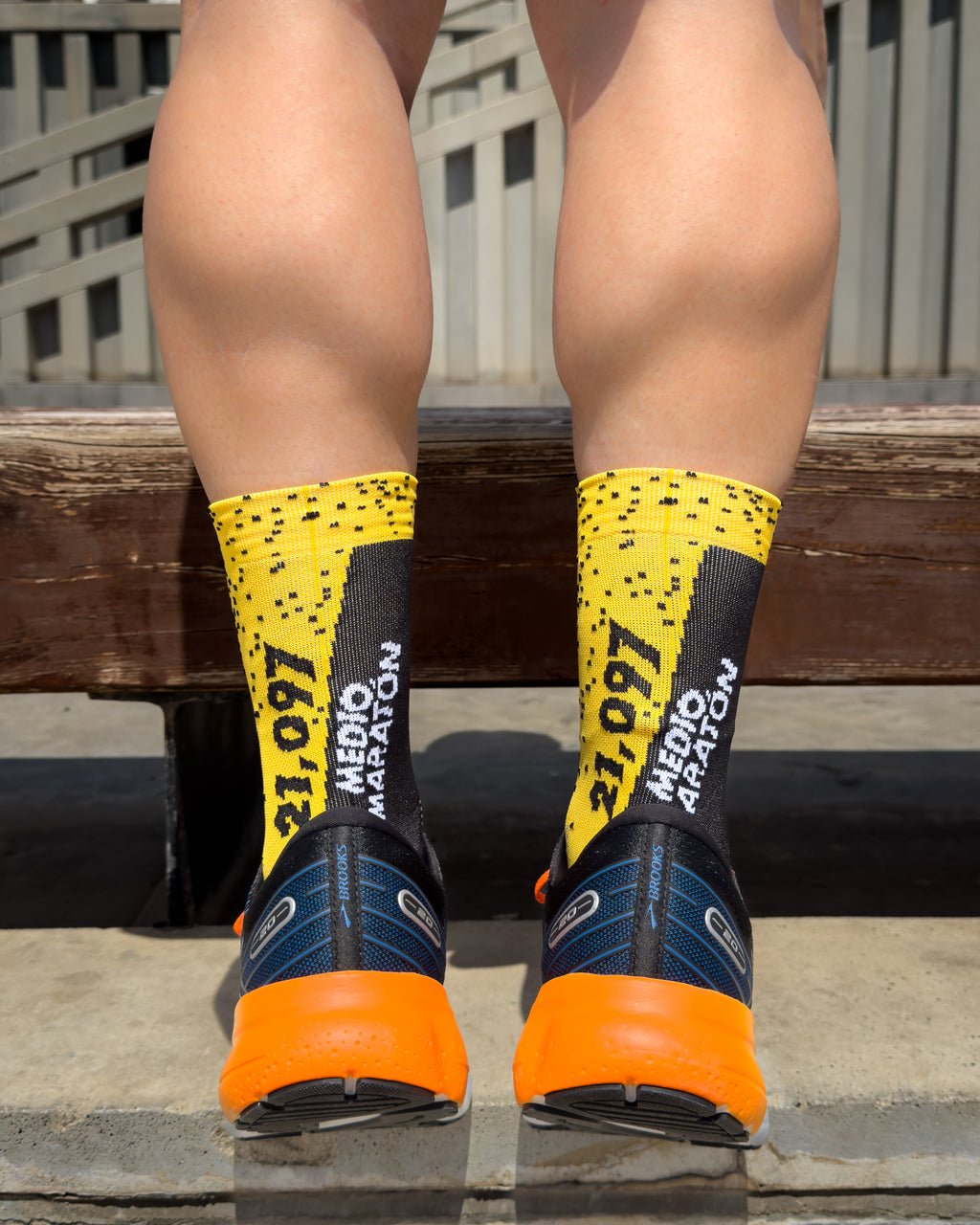 CALCETINES "MEDIA MARATON" CAÑA DE 2 HILOS de Running - unisex - color YEMA/NEGRO