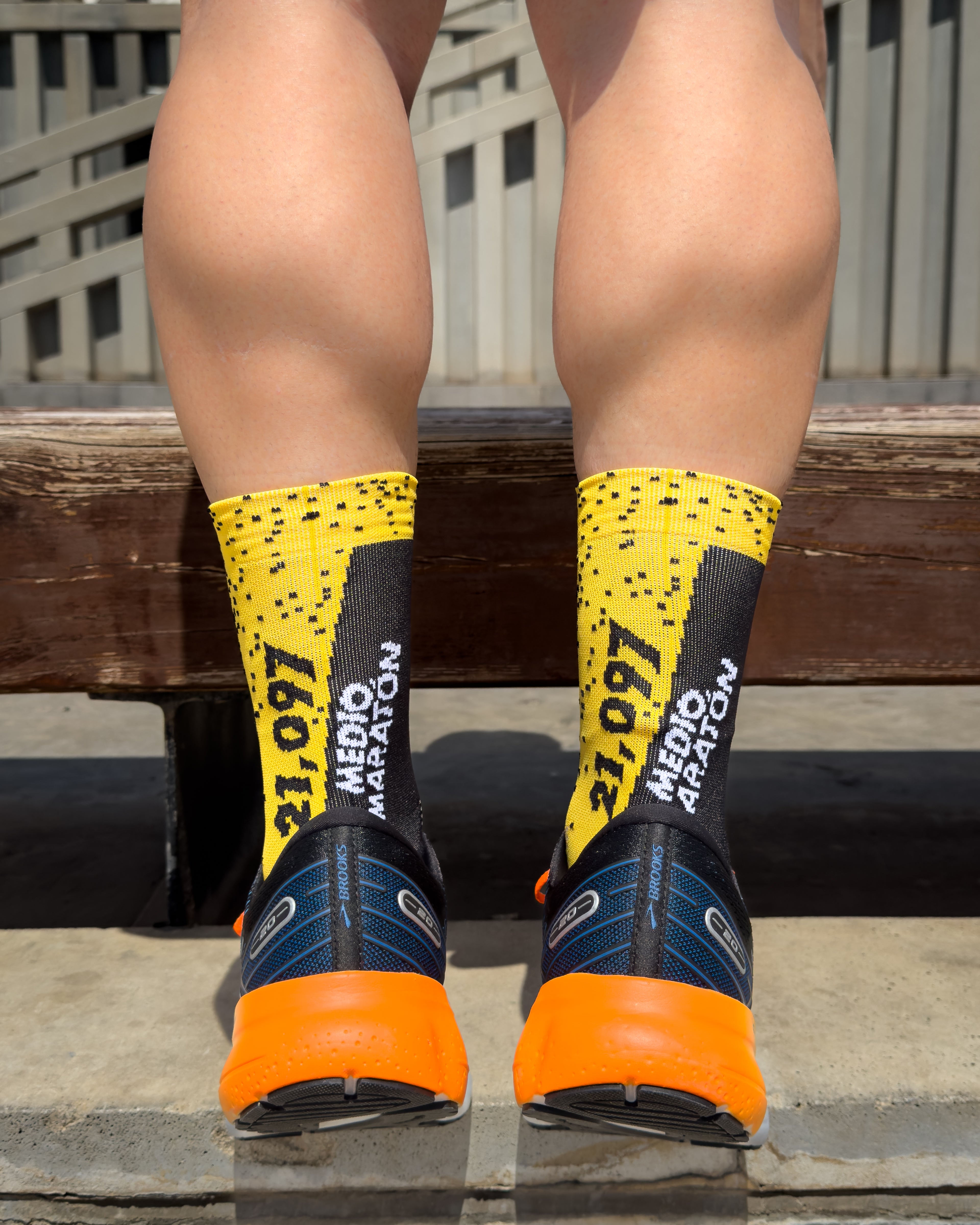 CALCETINES "MEDIA MARATON" CAÑA DE 2 HILOS de Running - unisex - color YEMA/NEGRO