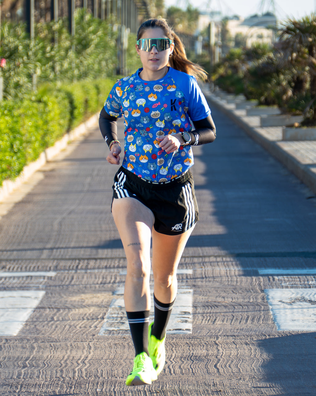 Camiseta GATITOS de running ADULTO - Azul Cielo Violeta